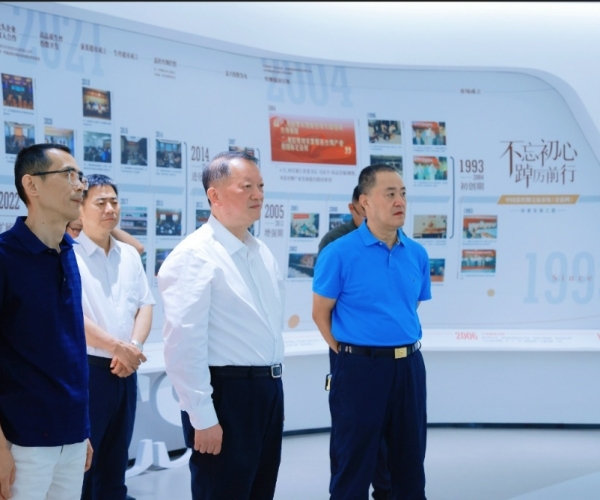 ?陳利眾主席帶隊調研嘉欣絲綢，賦能絲綢經典產業?